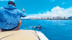 СЕРФИНГ В СОЧИ ЗА КАТЕРОМ. ПРОБУЕМ ВСТАТЬ НА ВЕЙКСЕРФ С ПЕРВОГО РАЗА. SOCHI.SURF