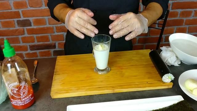 Ролл для подписчицы с тёплым, сливочно-чесночным соусом. Sushi Roll