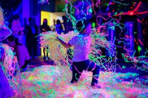 Неоновое ШОУ в квест-арене "Маршал"

among us, прятки в темноте, дискотека