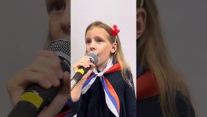 «Белый, синий, красный» (детская песня ко дню флага России) поет Петровичева Агния (7 лет).