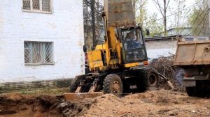 Экскаватор ЕК-12 за работой  Russian excavator EK-12 at work