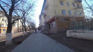 Город Балхаш (Балқаш) | улица М. Казбекова (Фрунзе) до перекрёстка с Мира мимо колледжа весной 2021