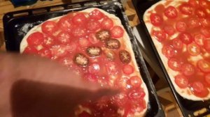 ПИЦЦА С ЛЕСНЫМИ ГРИБАМИ. ОДНА С СЫРОЕЖКАМИ, ВТОРАЯ С МОХОВИКАМИ И БЕЛЫМИ.