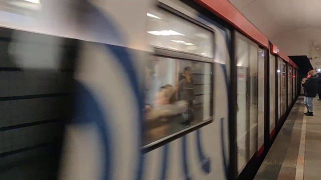 81-775/776/777 Москва-2020 прибывает на станцию Проспект Мира смотреть онлайн