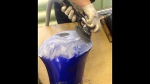 выпрямление вмятины с мотоциклетного бака с помощью споттера