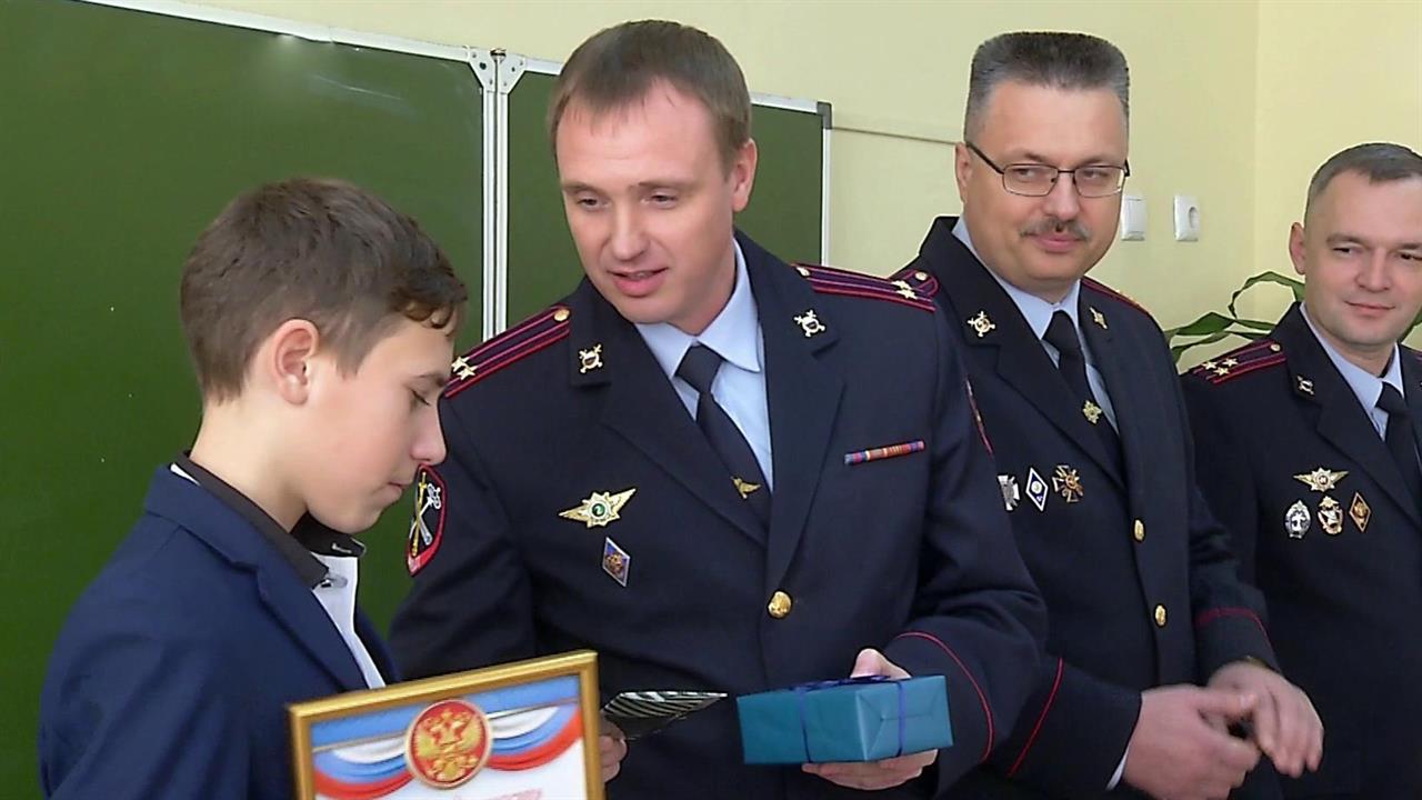 Школьника Славу Дорошенко, спасшего девочку от насильника, наградили полицейские