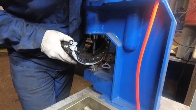 HINO500.замена шкворней и тормозных накладок.