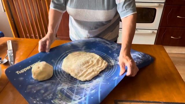 Дачная жизнь. Выпекаем пирог с капустой))) смотреть онлайн