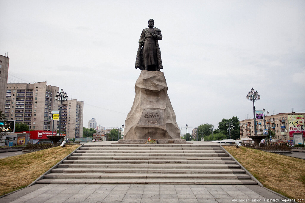 Хабаровская хабаровск. Памятник Хабарову в Хабаровске. Памятник Хабарову в Хабаровске на вокзале. Памятник е п Хабарову. Набережные памятник Хабарову Хабаровска.