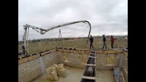 Армопояс под мауэрлат и крышу заливаем из миксера с бетононасоса, бетон М250 П4