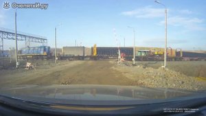 Чудак на грузовике против поезда ж/д....