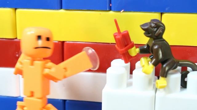 Стикбот, стена и динозавр! Мультики с игрушками для детей
