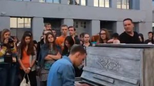 Парень играет на пианино на улице