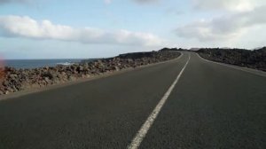 BMW i8 Roadster - Driving Scene