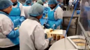 Упаковка сэндвичей в треугольные лотки