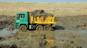 Игрушки месят речную грязь