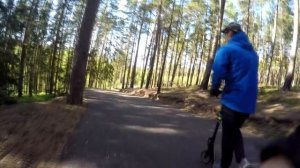 По биатлонной трассе на самокате. Разбился в кровь.