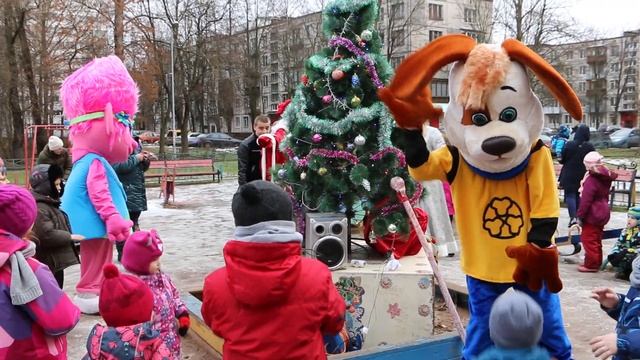 Новогодний детский утренник во дворе. Дед Мороз, ростовые куклы Собака Дружок, Розочка смотреть онлайн