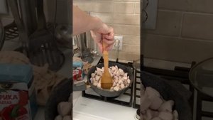 Нежная тушеная куриная грудка на сковороде с подливой.