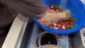 Кореский Кимчи 1кг из красной редис с названием МУЛКИМЧИ. Оно не острые и полезно для здоровья. 물김치