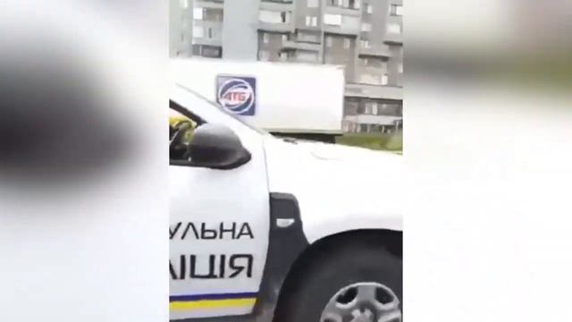 Полицейские устроили погоню за курьером на мопеде, который показал им неприличный жест