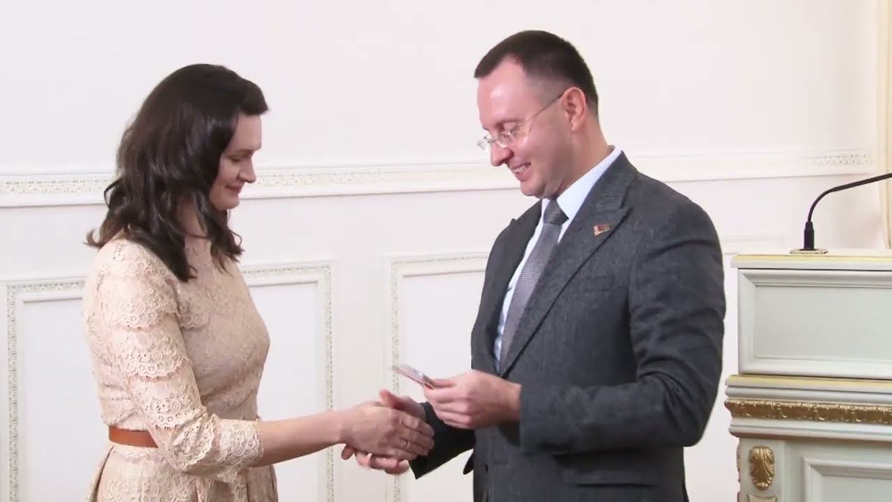 Глава Бреста Сергей Лободинский вручил брестчанкам Ордена матери