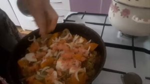 Деревенский  обед, курица с тыквой и сушеными грибами.