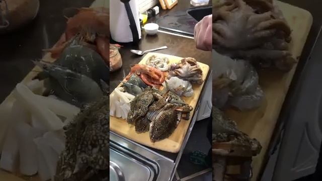 Варим Средиземноморского краба с морепродуктами: