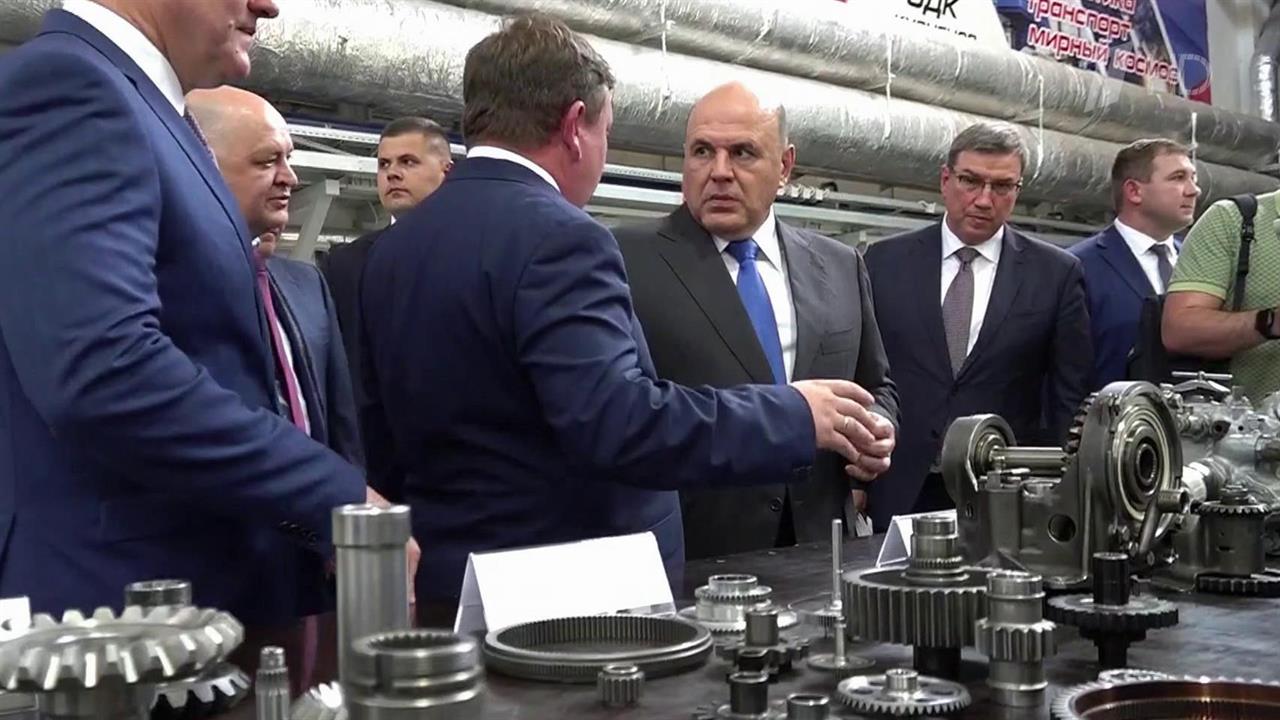Михаил Мишустин в Самаре посетил предприятие, где производят авиационные и космические двигатели