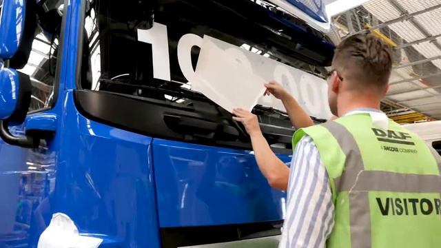 Выпущен стотысячный DAF нового поколения смотреть онлайн