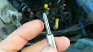 Renault Clio нагревательный элемент свечи накала остался в головке удаляем