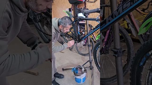 Как открутить каретку на велосипеде ? Когда закисла и не откручивается смотреть онлайн