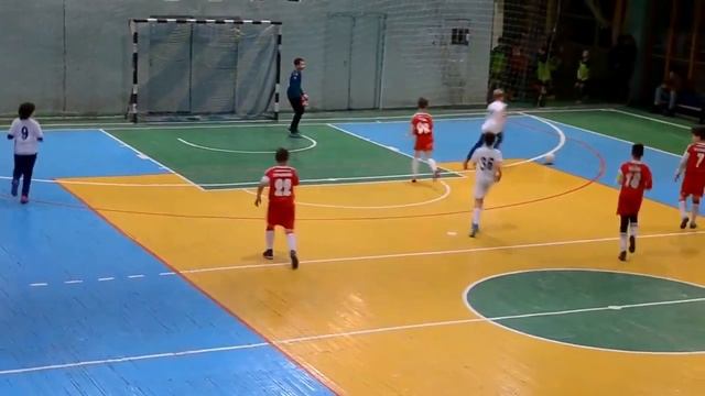 На воротах не только нужно стоять, но и выходить и забивать! смотреть онлайн