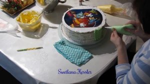 Оформление торта кремом и сахарной картинкой.