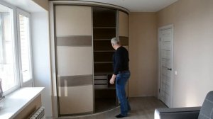 Радиусный шкаф купе гардеробная с тремя дверями.