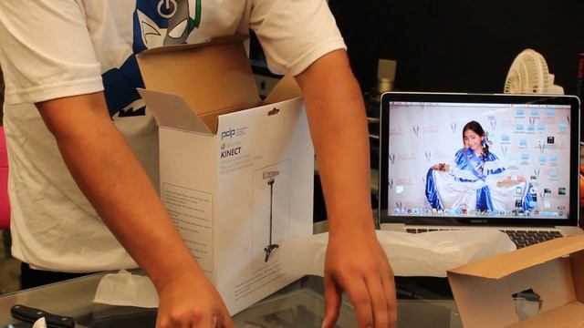 Unboxing Kinect Stand смотреть онлайн