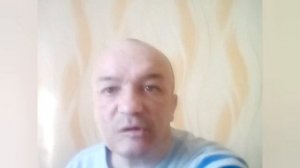 Приседаю с вытянутыми руками после инсульта.