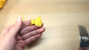 Как сделать цветок из пряжи с помощью обычной вилки без вязания. 238