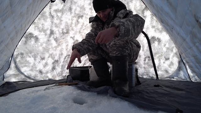 Окунь в глухозимье на мормышку.