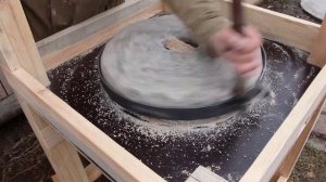 Старинная ручная мельница