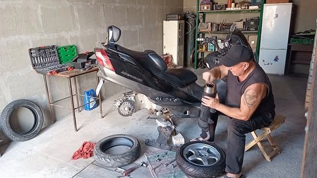 Замена задней покрышки и лампочки в фаре на СУЗУКИ СКАЙ-ВЕЙ. смотреть онлайн