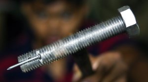 Молоток из болта с креплением для гвоздей