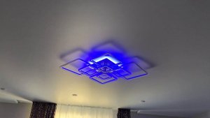 Многоуровневый натяжной потолок с шикарной светодиодной люстрой