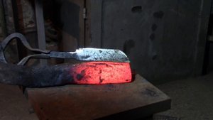 Клинок из пружинной шайбы, ковка клинка, закалка, отпуск, тест на твердость, спуски и травление