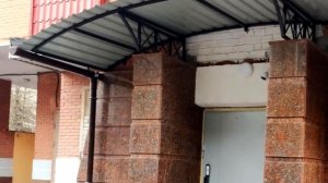 Декоративный козырек над входной дверью   ,  козырек из профнастила над крыльцом