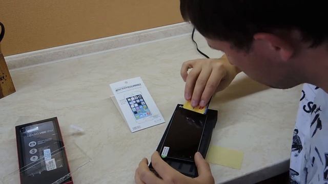 Наклеить защитную плёнку на новый телефон