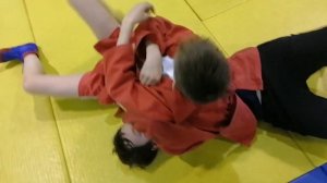 Детская тренировка по борьбе самбо, начальный уровень, фрагмент тренировки, Москва, МИИТ