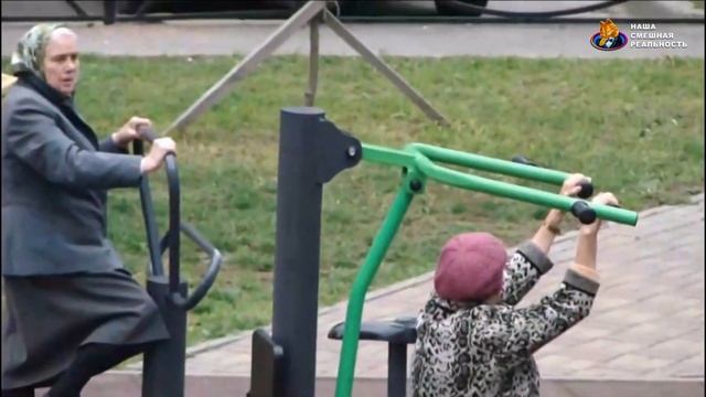 ► Бабушки занимаются спортом на уличной площадке! ? Шок