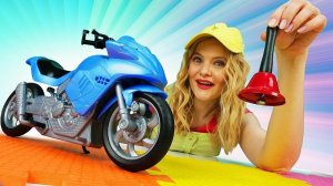 Школа Машинок: Мотоцикл и его испытания! Развивающие видео для детей про машинки