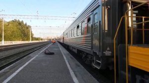 чмэ3-6049 подает на посадку поезд №109 Астрахань-Санкт-Петербург